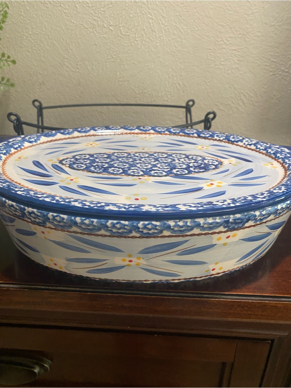 Temptations by Tara, Old World Blue, 1.5 Quart Oval Casserole Dish WithWire Rack - Picture 10 of 13